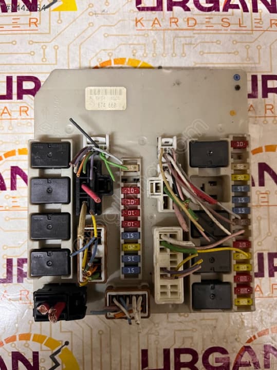 674660A RENAULT CLIO 3 UPC SİGORTA KUTUSU